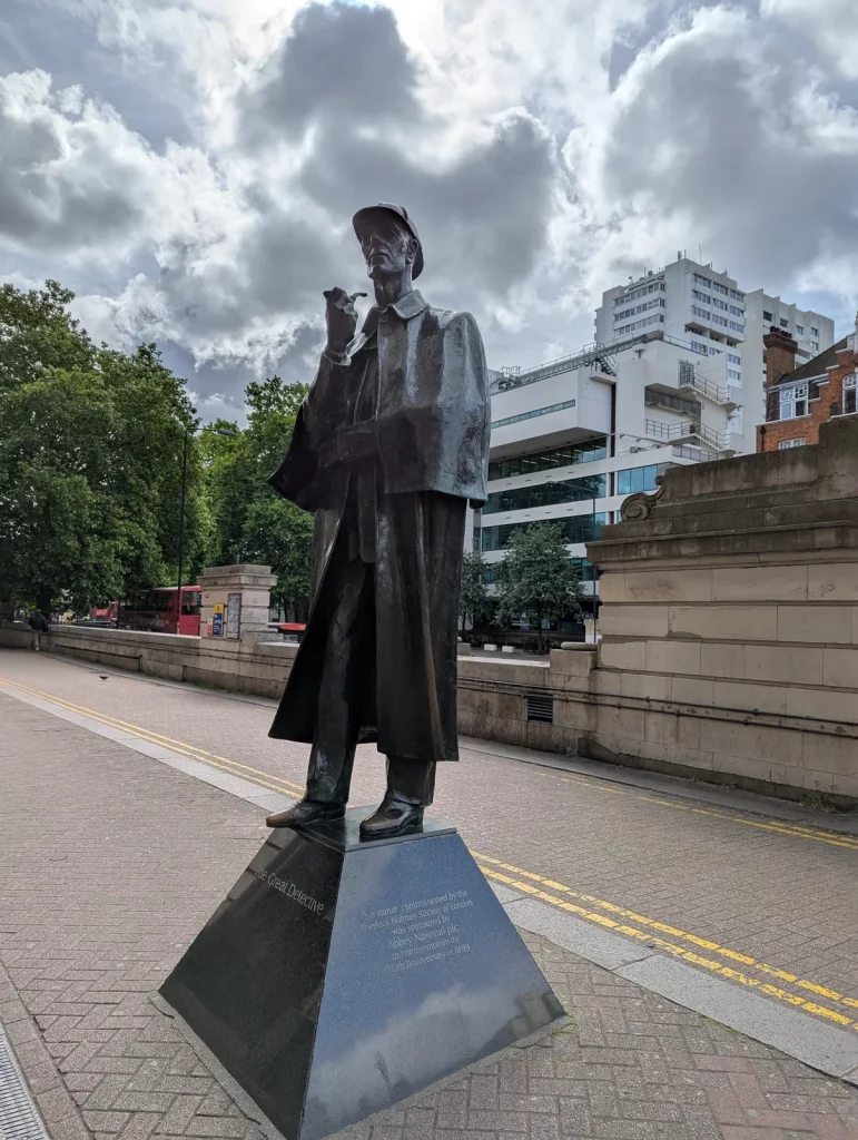 Statua di Sherlock Holmes nei paraggi della stazione della metropolitana di Baker Street