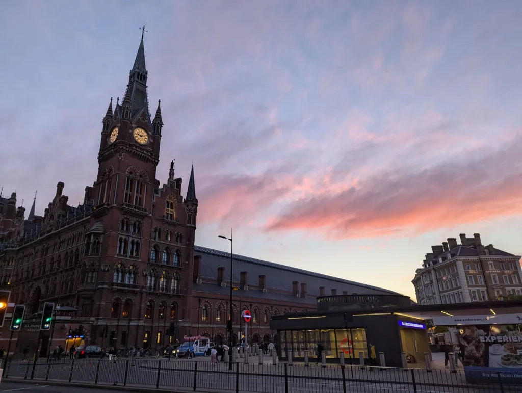 St Pancras International al tramonto
